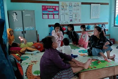 Người dân Quảng Ngãi tập trung về nơi tránh trú an toàn