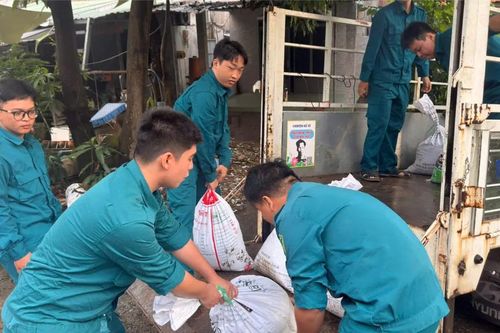Triều cường cao hơn dự báo, phường Bình Qưới 'cầu cứu' lực lượng hỗ trợ đắp bờ bao