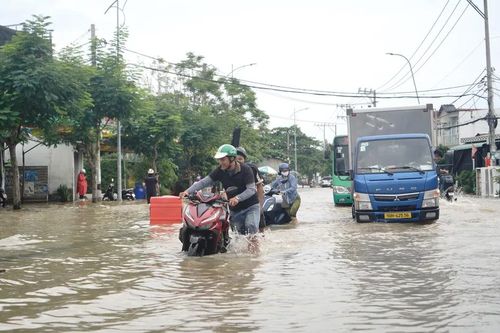 TPHCM: Triều cường dâng cao, nhiều tuyến đường ngập sâu