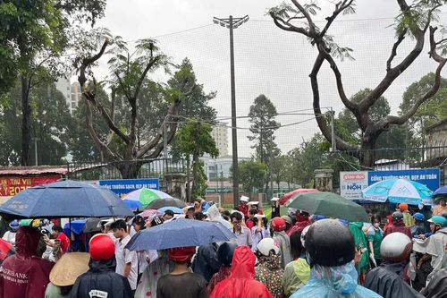 TPHCM: Trường học chủ động cho học sinh về sớm tránh ảnh hưởng của bão và triều cường
