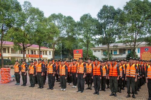 Cảnh sát cơ động Đắk Lắk xuất quân hỗ trợ nhân dân phòng chống bão Kalmaegi