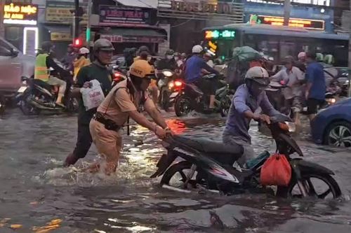 Triều cường lên đỉnh, người dân TP HCM về nhà trong 'biển nước'