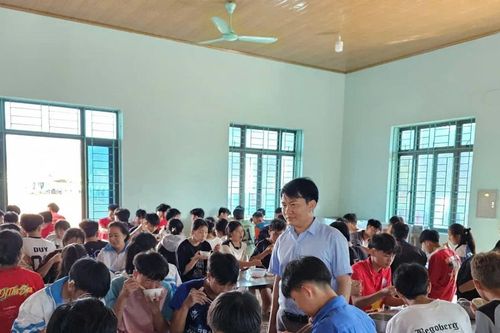 Người thầy góp phần thắp sáng ước mơ vùng biên