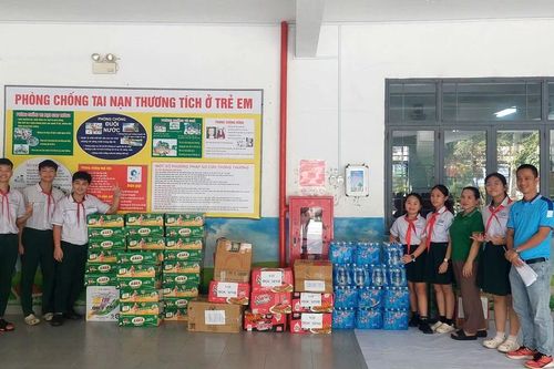 Hàng nghìn phần quà từ thầy cô Đà Nẵng đến với học sinh vùng bão, lũ
