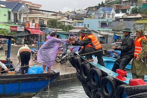 Bộ đội biên phòng dùng ca nô cao tốc đưa bệnh nhi từ đảo vào đất liền cấp cứu