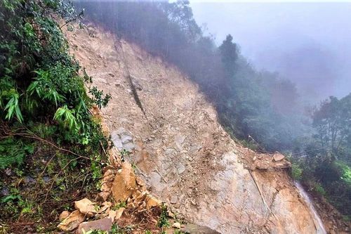 Đường lên Vườn Quốc gia Bạch Mã bị chia cắt do sạt lở nghiêm trọng