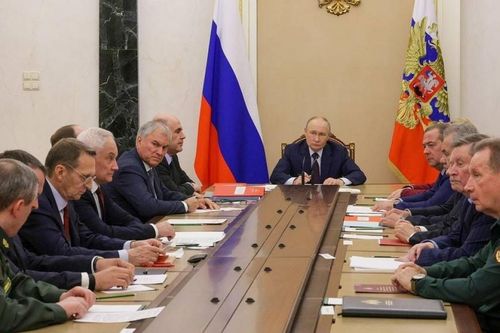 Tổng thống Nga ra lệnh xem xét khả năng thử nghiệm vũ khí hạt nhân, ông Trump bóng gió về một kế hoạch với Moscow và Bắc Kinh