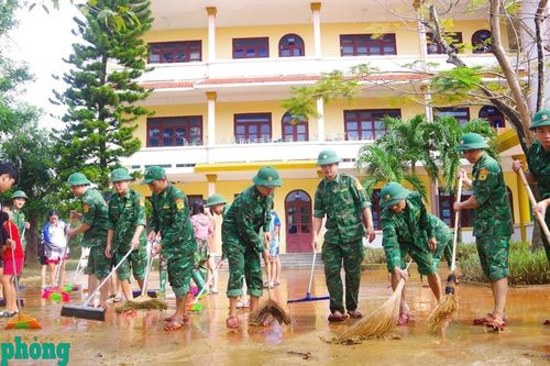BĐBP tỉnh Quảng Trị: Điều động trên 50 cán bộ, chiến sĩ hỗ trợ vệ sinh trường học sau ngập, lụt