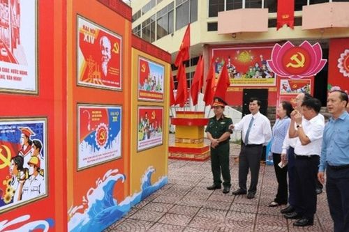 Triển lãm tranh cổ động tấm lớn tuyên truyền Đại hội Đảng