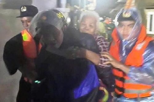 Xuyên đêm cõng dân chạy triều cường giữa bão Kalmaegi