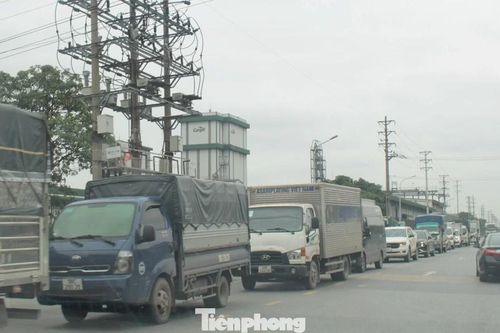 Xe tải 'né' trạm thu phí QL5, phá hỏng đường dân sinh