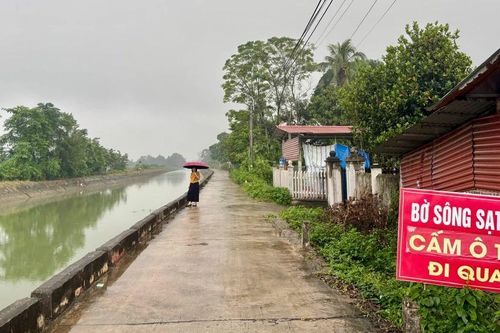 Phú Thọ: Bờ sông sạt lở kéo dài nhiều năm, hàng chục hộ sống trong bất an