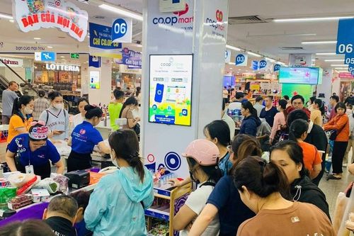 Hàng hóa liên tục được đưa về miền Trung hỗ trợ người dân ứng phó bão số 13