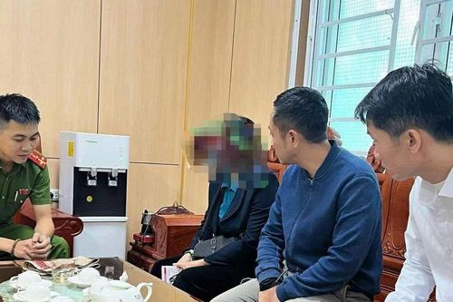 Cụ bà được 'giải cứu' kịp thời khi mang 5 sổ tiết kiệm tiền tỷ chuyển cho kẻ lừa đảo