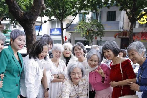 Rộ 'mốt' tóc bạc tự nhiên