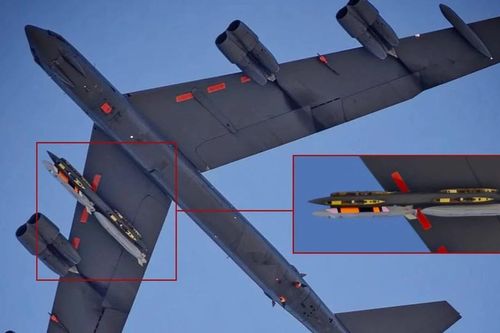'Pháo đài bay' B-52 mang tên lửa hành trình mới xuất hiện trên bầu trời California