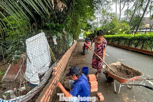 Triều cường dâng liên tiếp, dân ven sông Sài Gòn xây tường chống ngập