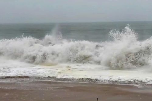 Bão sắp ập tới, du khách vẫn nhảy múa lướt sóng biển Nha Trang