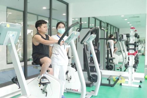 'Cậu bé' 32 tuổi trở thành đàn ông thực thụ và cao thêm 7 cm sau khi điều trị tại Vinmec