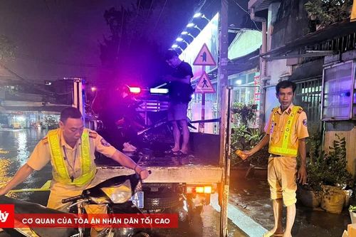 CSGT TP.HCM căng mình hỗ trợ người dân giữa triều cường lịch sử