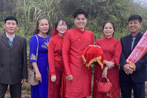 Nhà trai Hải Phòng bê trầu cau đi bộ 2km đường đất lầy lội để đón dâu gây sốt