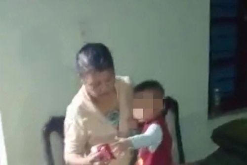 3 người kẹt trong căn nhà bị sập do bão số 13, Đại tá công an chỉ đạo khẩn