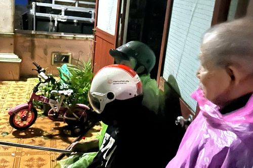 Mái tôn bị bão thổi bay, cả gia đình đội mũ bảo hiểm co cụm kêu cứu