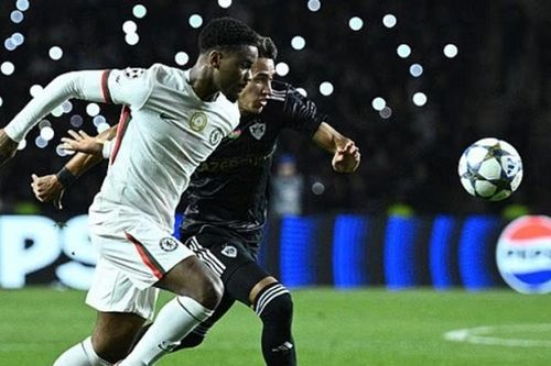 Chelsea hòa 2-2 Qarabag, Maresca trả giá vì tuổi trẻ