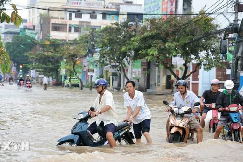 Triều cường ở Cần Thơ cao kỷ lục, nhiều tuyến đường cao ráo vẫn bị ngập
