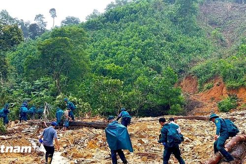Đà Nẵng: Bộ đội gùi nhu yếu phẩm vượt núi cứu hộ 14 hộ dân bị cô lập tại xã Trà Tân