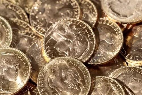 'Vớ bẫm' khi phát hiện số vàng trị giá 800.000 USD trong vườn nhà