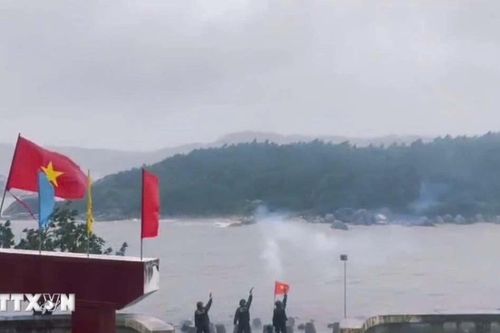 Quảng Ngãi bắn pháo hiệu cảnh báo bão số 13 đổ bộ vào đất liền