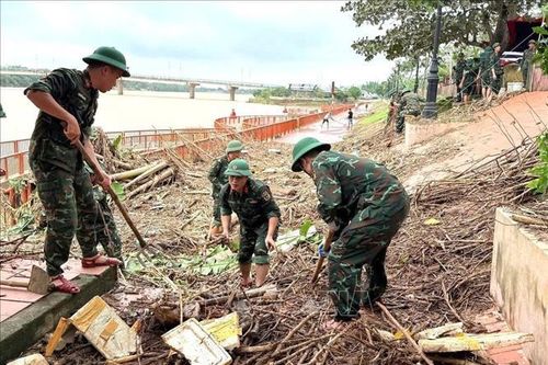 Hình ảnh đẹp của 'Bộ đội Cụ Hồ' trong những ngày mưa lũ
