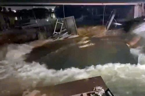 TP Hồ Chí Minh: Vỡ đê bao dưới chân cầu Ba Thôn 2 khi đỉnh triều cường vượt lịch sử