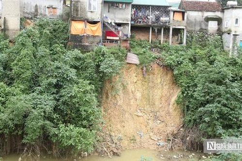 Nhiều hộ dân canh cánh nỗi lo mất nhà, mất đường vì sạt lở
