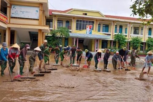 Bộ đội, công an lội bùn dọn dẹp trường học sau lũ