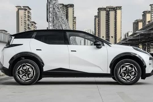 SUV hạng C công suất 489 mã lực, trang bị tủ lạnh, giá gần 600 triệu đồng