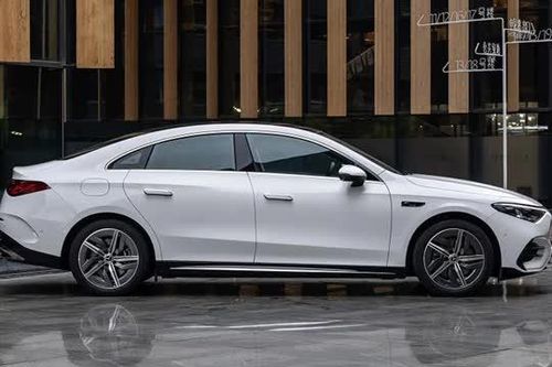 Mercedes-Benz giới thiệu xe điện công suất 268 mã lực, giá gần 1 tỷ đồng