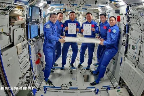 Nghi bị rác vũ trụ va chạm, phi thuyền có người lái Thần Châu 20 của Trung Quốc chưa thể trở về