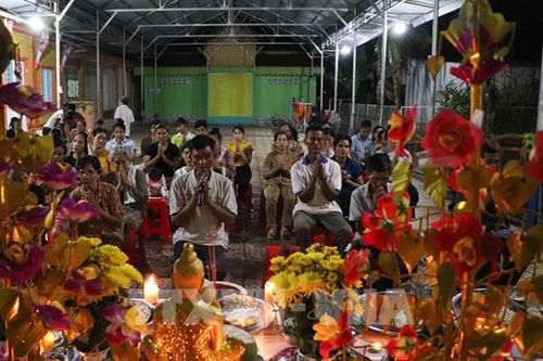 Theo chân người Khmer đón mùa trăng Ok Om Bok