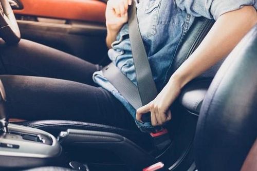 Chuyên gia nói gì về quy định trẻ phải sử dụng thiết bị an toàn trên ô tô?