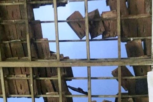 Bão chưa vào đất liền, lốc xoáy đã cuốn bay 2 mái nhà ở Quảng Ngãi