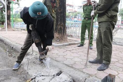 Hà Nội: 2 phường ra quân phá dỡ bậc bê tông trái phép sau phản ánh của Báo Phụ nữ Việt Nam