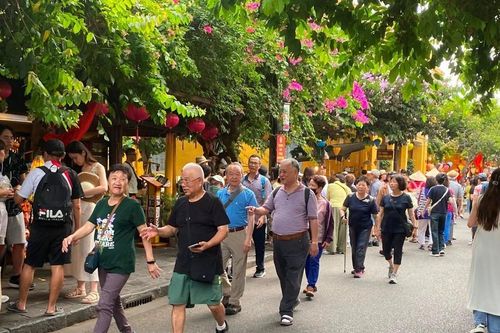 Việt Nam đón 17,2 triệu khách quốc tế trong 10 tháng, ngành du lịch 'bứt tốc' để về đích