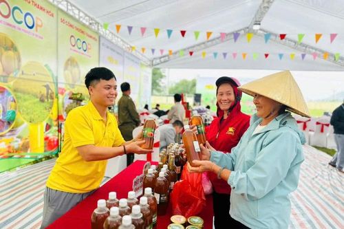 Khai mạc phiên chợ thực phẩm an toàn tại xã Trường Văn