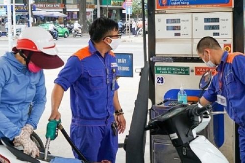 Giá xăng dầu tăng giảm trái chiều