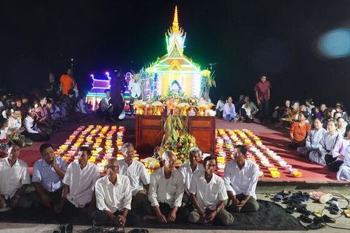 Độc đáo lễ cúng trăng