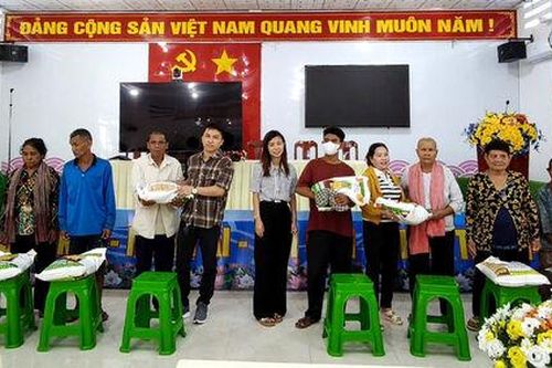 Trao 400 phần quà cho hộ nghèo, cận nghèo, hoàn cảnh khó khăn xã An Cư