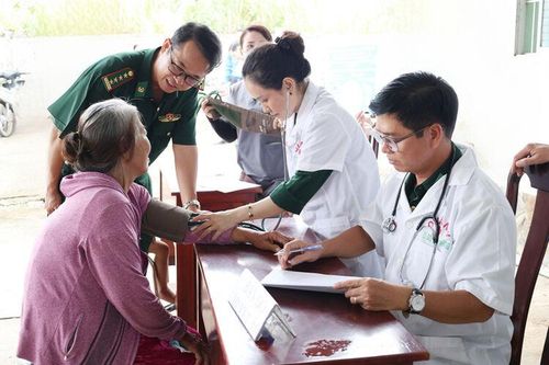 Bộ đội Biên phòng tỉnh An Giang khám bệnh, cấp thuốc miễn phí cho hơn 300 người dân