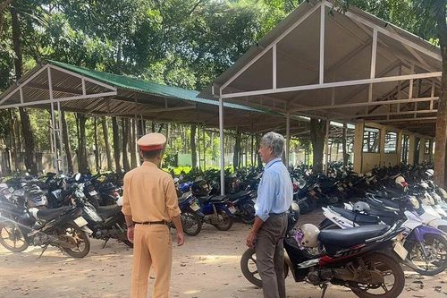 Kiểm tra công tác quản lý bãi giữ xe trong trường học tại xã Mang Yang